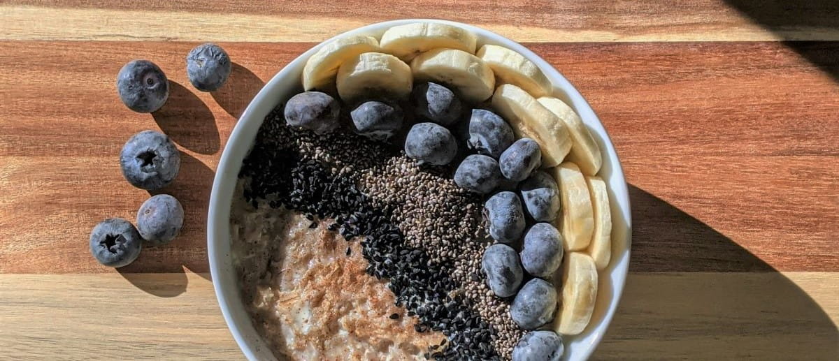 Chia_seeds_in_breakfast_bowl