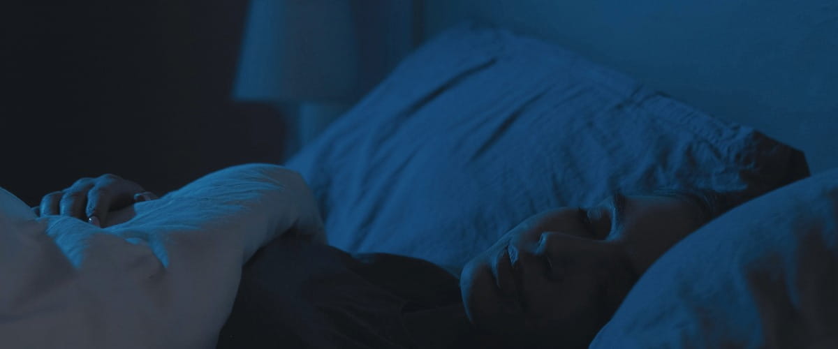 woman-asleep-in-bed-at-night