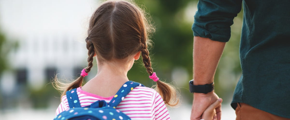 parentandchildonfirstdayofschooljpg