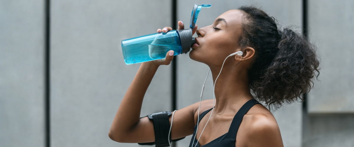 runnerdrinkingfromawaterbottlejpg